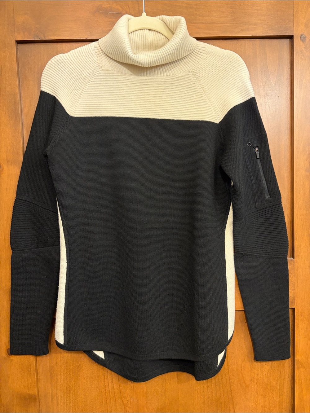 Athleta Black and Cream Sweater